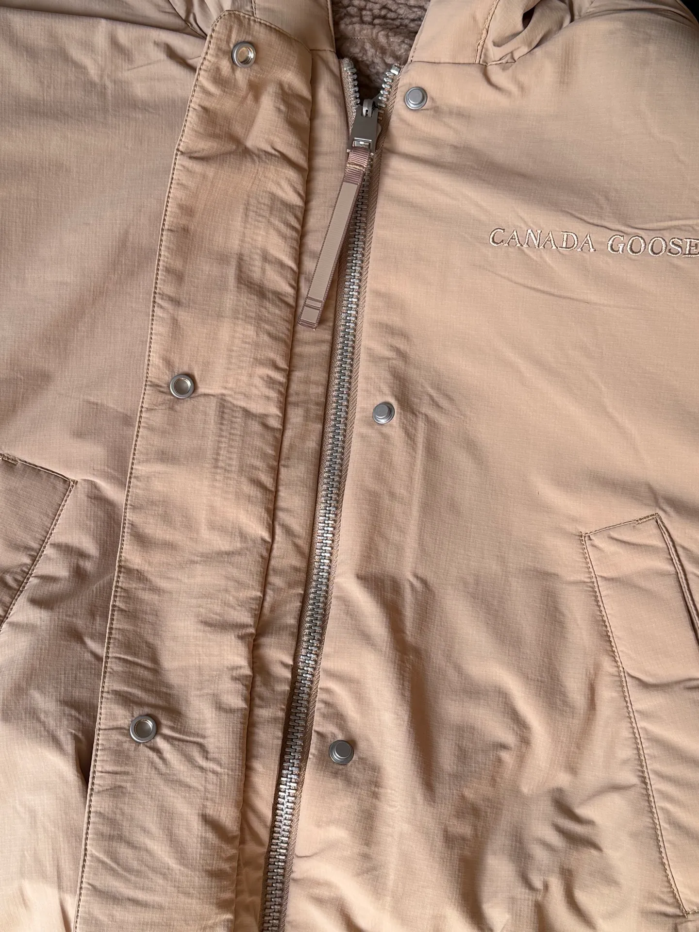 P800 canada goose/大GOose 25 reversible lamb wool flight jacket. It can be worn as a front or back and can be reshaped in any way. The inside and outside are the same color. The embroidered label pattern on the sleeve wall is limited. One side is made of lamb wool. It is delicate and gentle. The plush texture is light and full! The inner lining is polyester, which instantly transforms into an outdoor sports style! Basic neutral style can be combined at will, the most practical size: S M L Color: gray khaki black